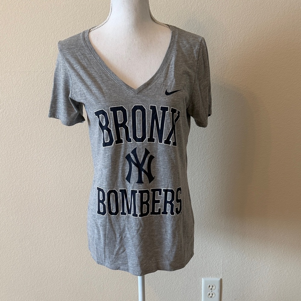 Nike Women's Gray New York Yankees Tee
